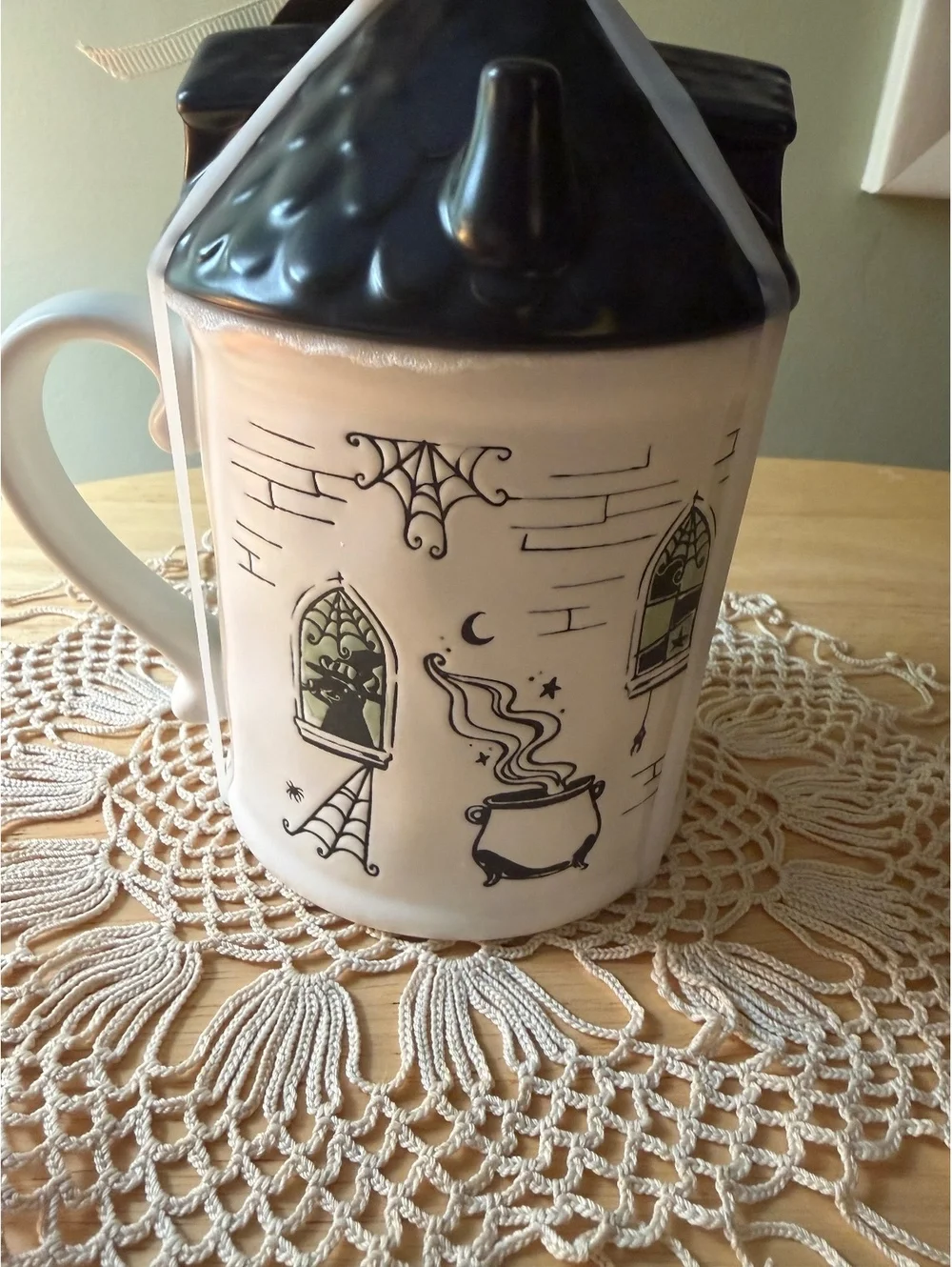 Kwendy Home Ceramic House Shaped Mug with Lid